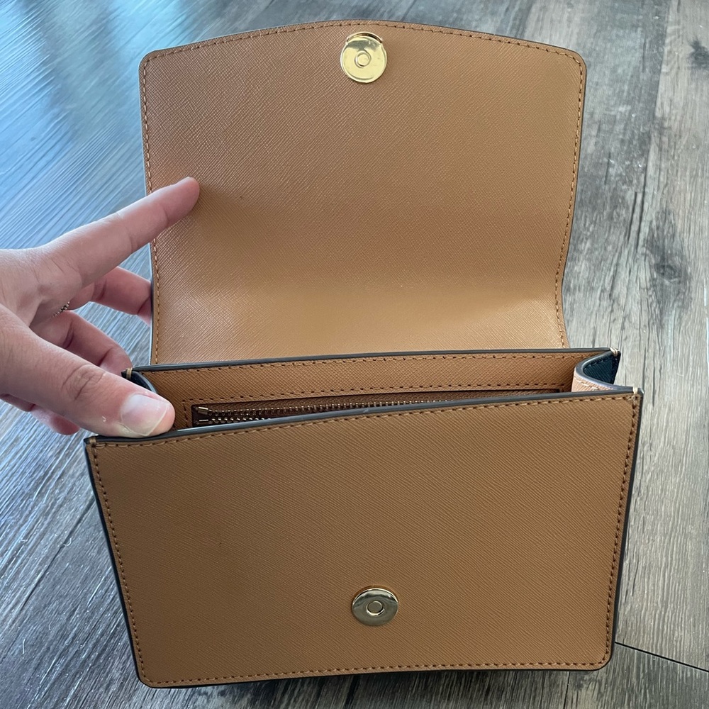 Tory Burch Two-Tone White & Tan Chain Shoulder Bag - Picture 7 of 8